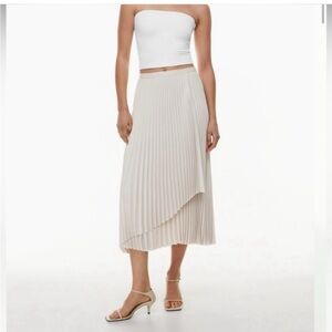 Aritzia Ladder Skirt, Matte Pearl, size XXS
Fits like Small